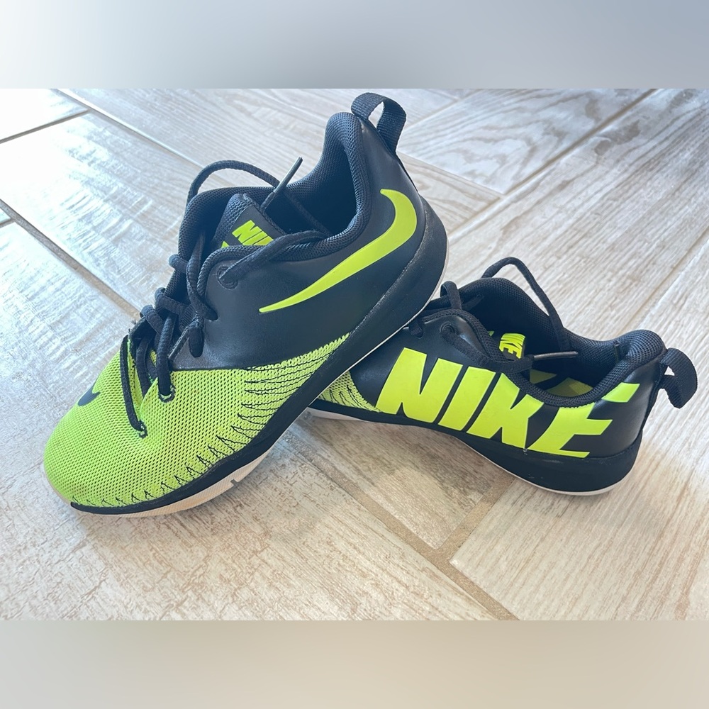 Nike Black and Volt Low-Top Team HustleD7 indoor soccer cleats